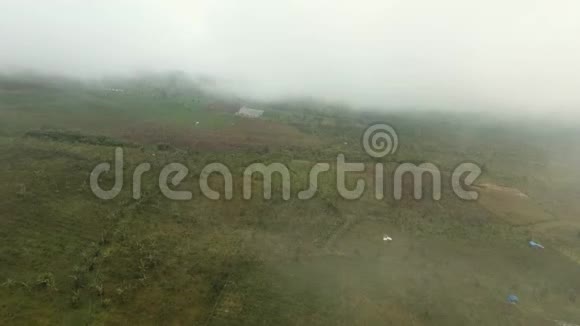 雾中群山中的农田印度尼西亚贾瓦岛视频的预览图