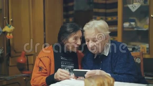 两个很老的女人在网上聊天视频的预览图