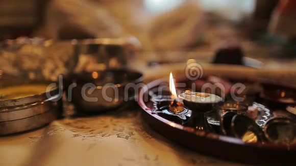 小蜡烛在盘子里燃烧着印度教种视频的预览图