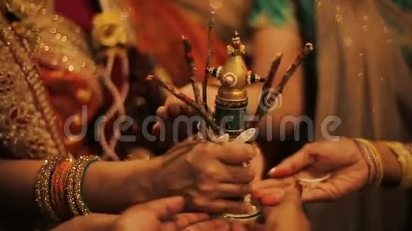 印度教新娘和她的父母手牵着树枝后面的手镯视频的预览图
