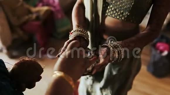 印度妇女用浆糊盛盘子而另一个则用浆糊涂盘子视频的预览图