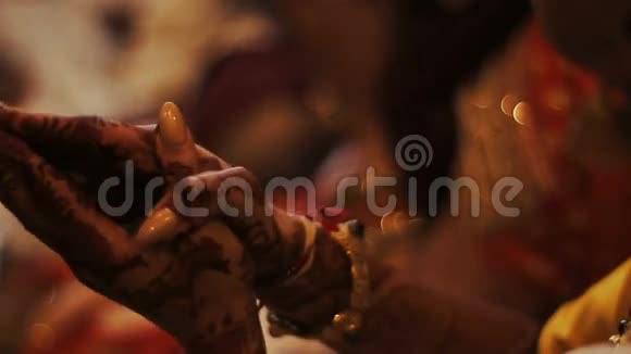 印度教女手牵着玛亨迪祈祷视频的预览图