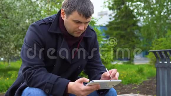 那个人在公园里用平板电脑视频的预览图