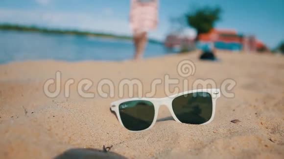 沙滩上的太阳镜女人带太阳镜炎热的夏天视频的预览图
