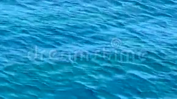 海水表面有波纹和波浪视频的预览图