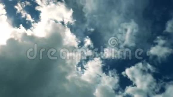 蓬松的云彩电影色彩视频的预览图