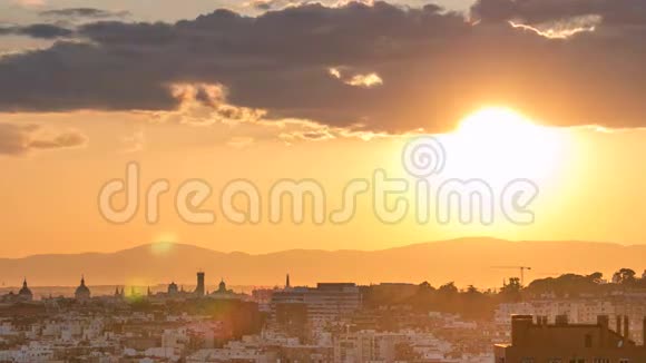日落的城市时间推移的马德里西班牙照片摄于瓦尔莱卡斯邻邦蒂奥皮奥公园的山丘视频的预览图