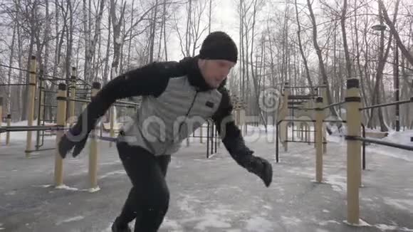 运动员在户外冬季训练中与膨胀机进行交叉配合练习视频的预览图