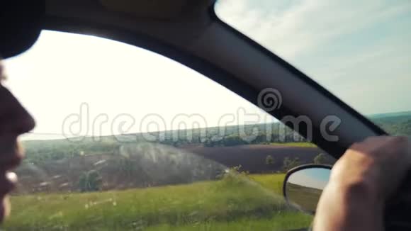 人驾驶着一辆汽车从窗山夏季绿汽车之旅生活方式之旅视频的预览图