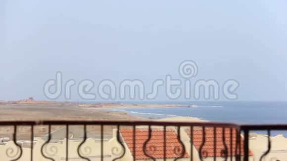 在靠近大海的阳台上的人戴着太阳镜视频的预览图