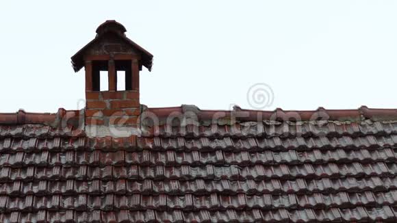 夏雨落在红瓦屋顶和烟囱上视频的预览图