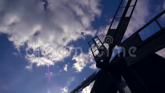 风景优美的乡村古木风车视频的预览图