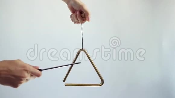 双手演奏音乐三角曲打了几次视频的预览图