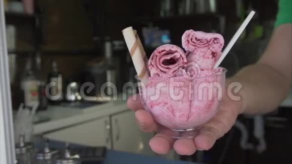 街头小贩提供美味的樱桃味油炸冰淇淋视频的预览图
