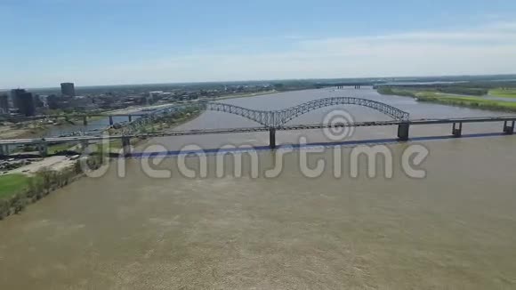 在田纳西州的孟菲斯飞行密西西比河和商业区视频的预览图