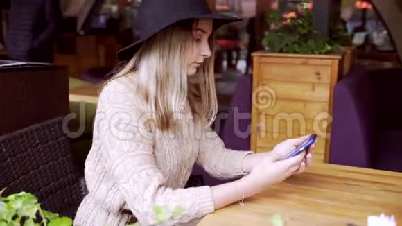 在咖啡馆点餐的年轻女子视频的预览图