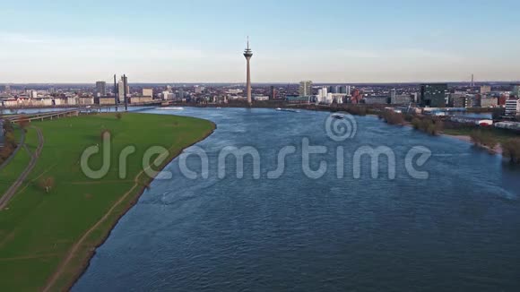 在莱茵河德国欧洲上空飞行时俯瞰杜塞尔多夫天际线视频的预览图