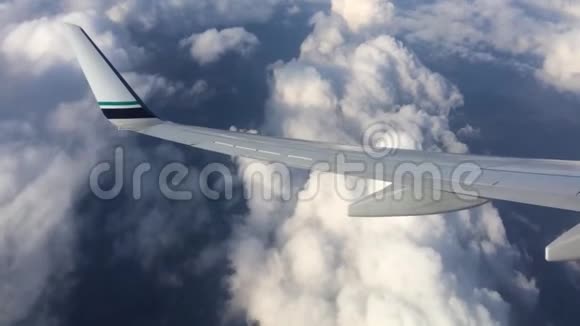 飞行在云层之上的飞机的机翼人们从飞机的窗口看天空用空中交通工具视频的预览图