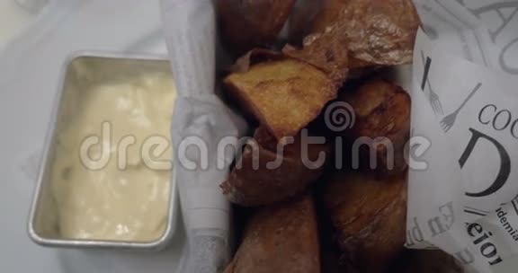 吃奶油酱的烤土豆视频的预览图
