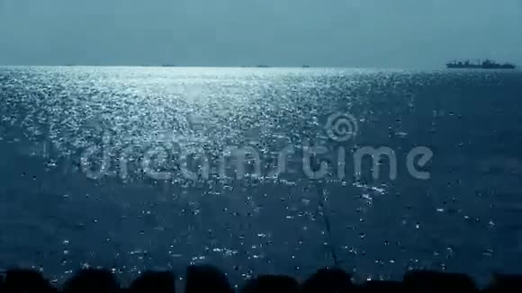波光粼粼的水面和鱼竿地平线天际线轮船夜晚视频的预览图
