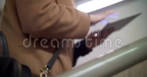 坐地铁上楼的女人视频的预览图