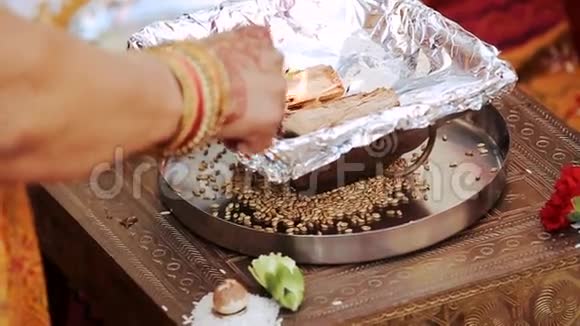 印度妇女在婚礼前的印度教仪式中准备用碗里的火视频的预览图