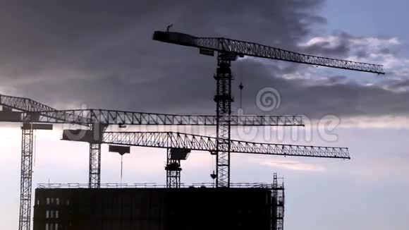 建筑起重机在黄昏视频的预览图