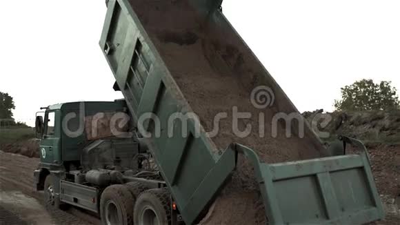 重型自卸卡车倾倒泥土及道路工程视频的预览图