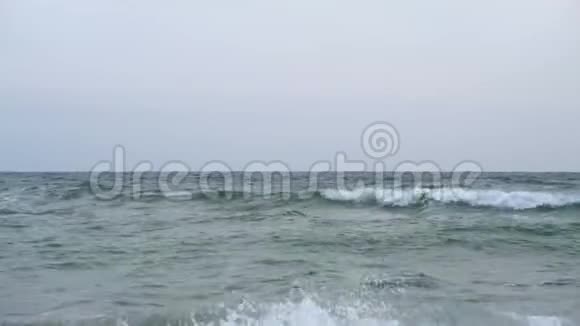 浪花飞溅在碧海的海滩上沙滩上的柔波海上日落视频的预览图