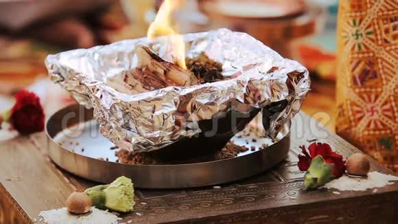 婚礼前的印度教仪式上桌上的碗里烧着木头视频的预览图