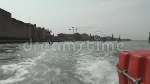 从水上的船后视图视频的预览图