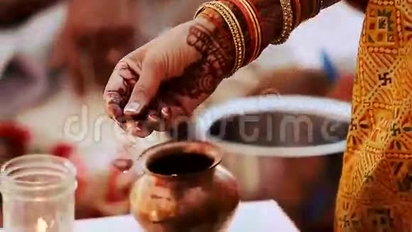 印度女人把油放在盘子里上面有花瓣和水视频的预览图