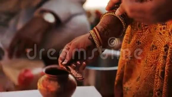 印度教女人在花瓣上洒油视频的预览图