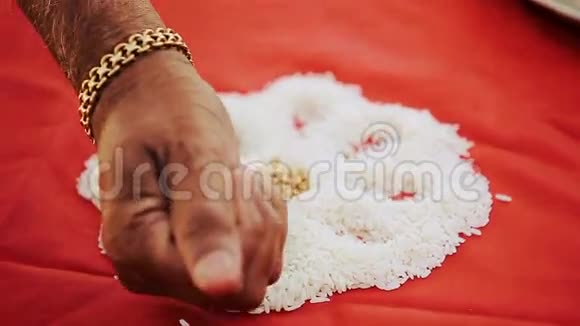 印第安人用小麦把大米盖在红布上视频的预览图