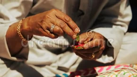 印度教人用红奶油涂椰子汁视频的预览图