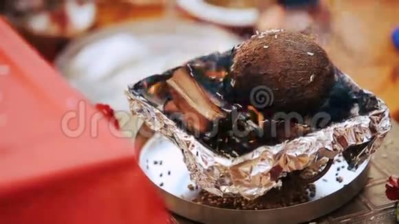 看桌子那边碗上烧着的焦糖视频的预览图