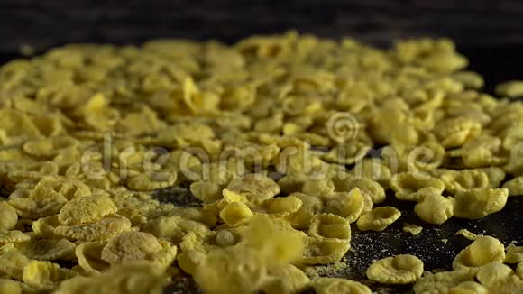 脆可口的玉米片掉落下来视频的预览图