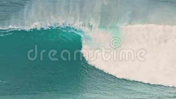 海岸线上的海浪在缓慢移动视频的预览图