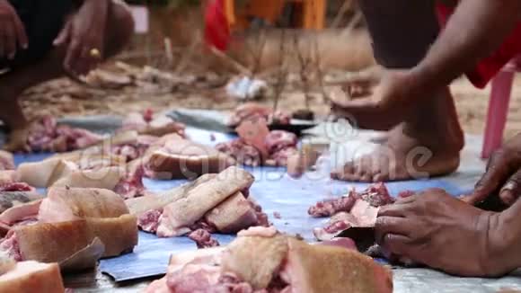 人类切割屠宰动物的肉视频的预览图