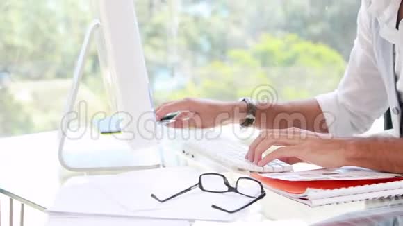 沮丧的时髦商人用他的笔记本电脑视频的预览图
