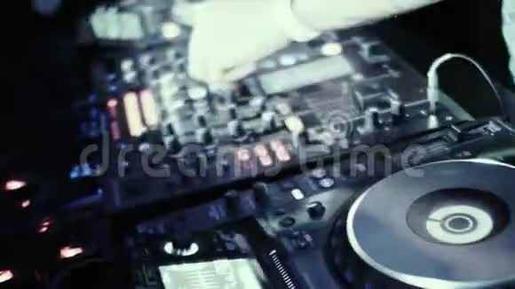 控制台的DJ在一个夜总会里演奏音乐视频的预览图
