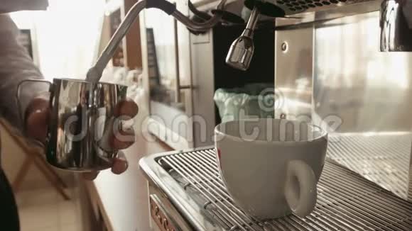 咖啡师在咖啡机里做咖啡杯视频的预览图