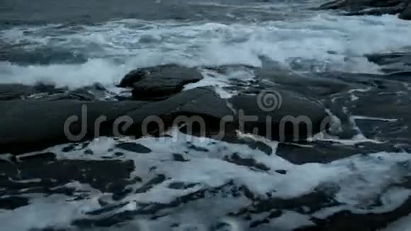 波浪与石头决裂北方的海洋视频的预览图