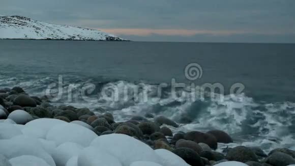 波浪与石头决裂北方的海洋视频的预览图