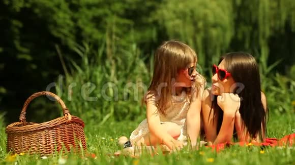 小女儿在草地上亲吻妈妈视频的预览图