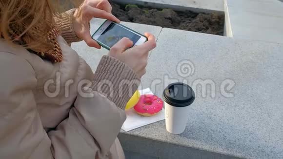 美丽的年轻女子喝着咖啡在城市里散步视频的预览图