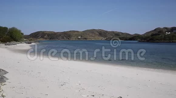 苏格兰莫拉尔美丽的白色沙滩银沙从阿里萨格到莫拉尔潘的海岸线上清澈的绿松石海视频的预览图