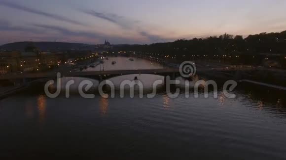 飞越布拉格马内斯大桥在黄昏中观赏视频的预览图