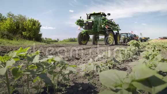 农业机械站在农田上农业设备视频的预览图