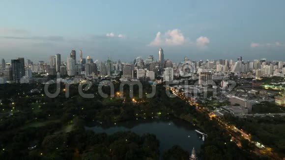 曼谷城市的时间推移傍晚的城市景观视频的预览图